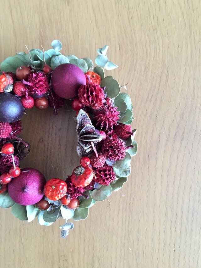 赤い実がいっぱいの手のひらサイズのリース　クリスマスリースでも