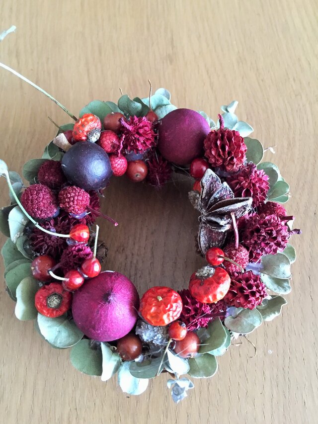 赤い実がいっぱいの手のひらサイズのリース クリスマスリースでも