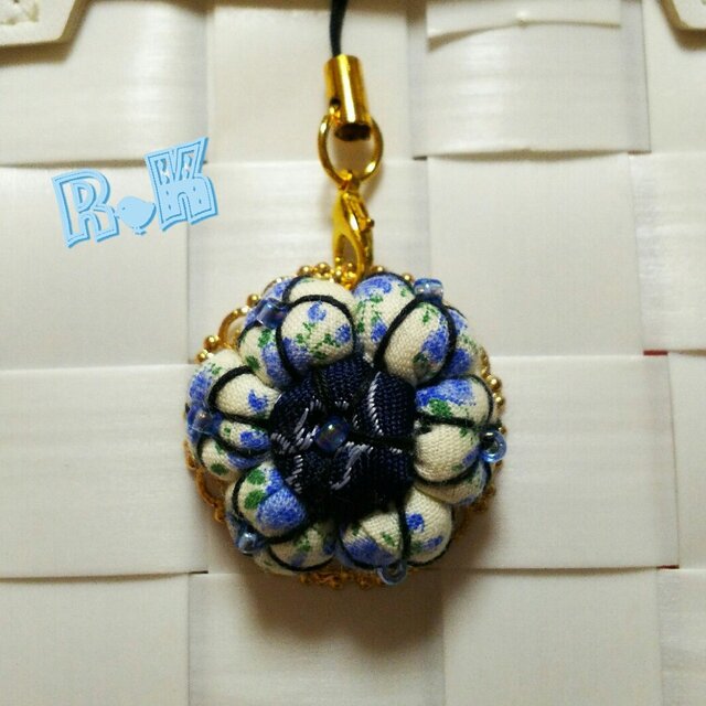 ブルーのバラ模様の花のストラップ
