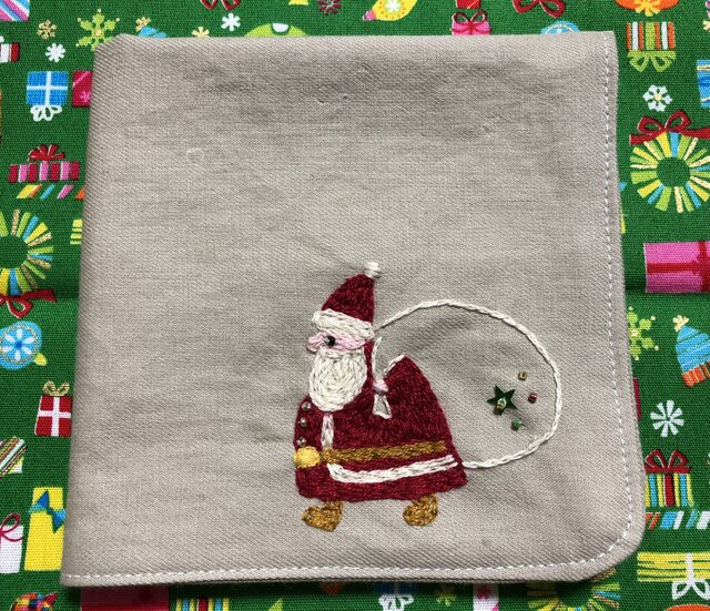 コットンの刺繍ハンカチ☆サンタクロースの画像1枚目