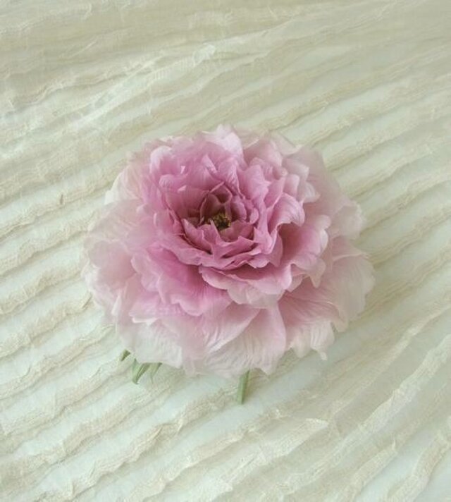 ピンク色の牡丹*シルクデシン製*コサージュ 髪飾りの画像1枚目