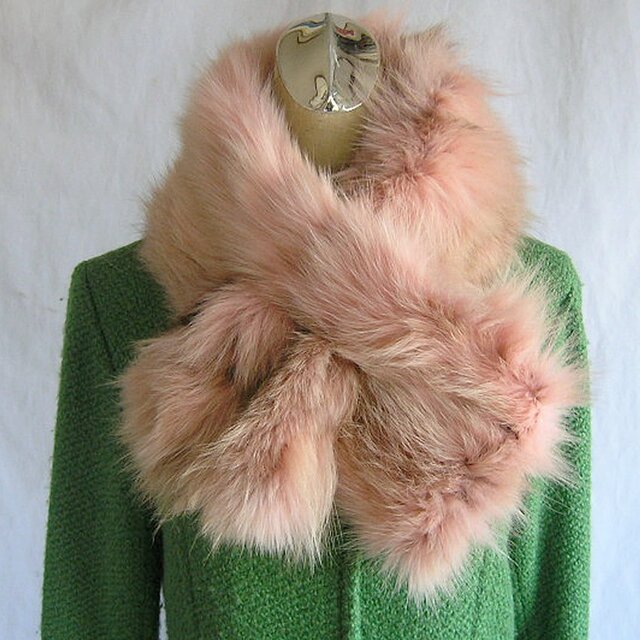 ¶ new antique fur ¶ ピンク染フォックスファースリット入りクロスマフラー「lenoe」