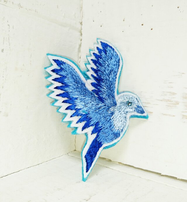 空に溶け込む青い鳥*刺繍ブローチの画像1枚目