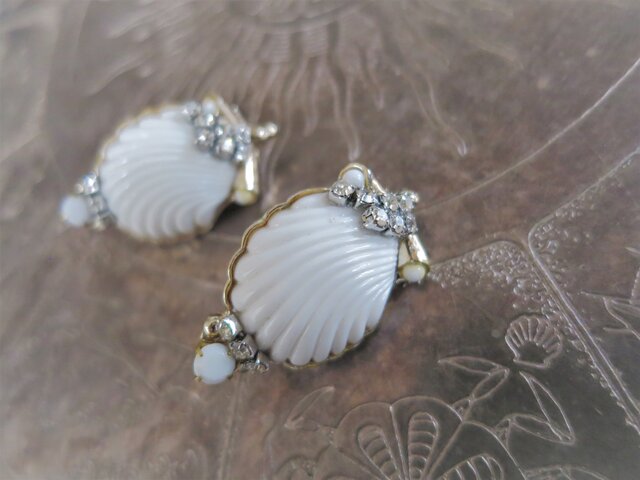 ホワイトシェルイヤリング vintage earrings white shell <ER-shwht2>の画像1枚目