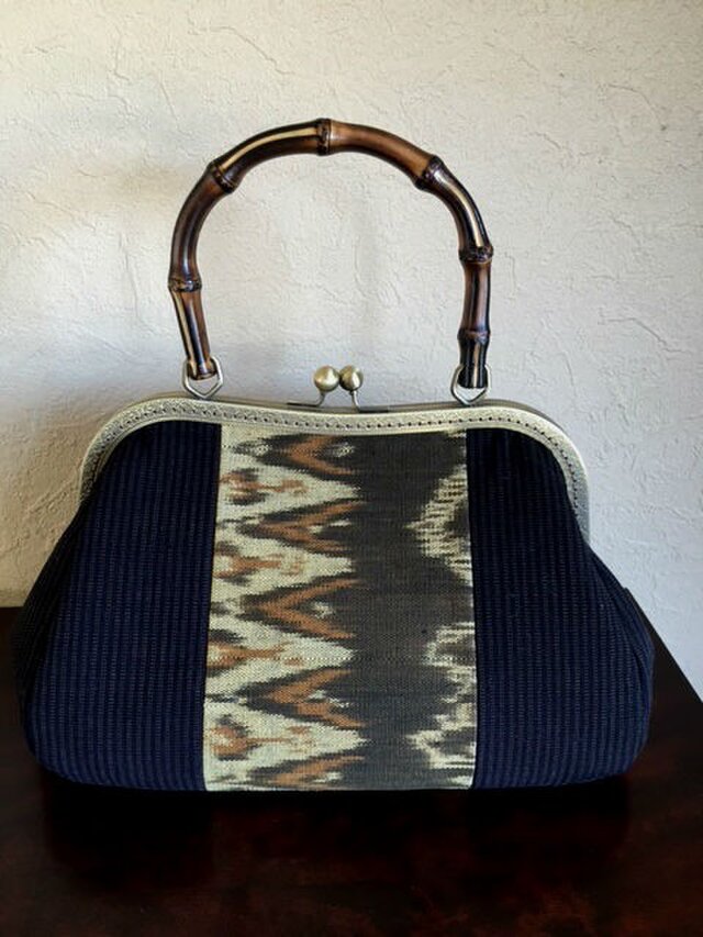 イカットと古布縞のはぎ　竹の手がま口手提げB Lサイズ　