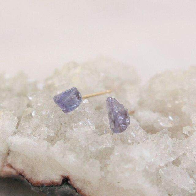 Rough Rock Tanzanite pierced earrings タンザナイトの原石ピアスK18 Aの画像1枚目
