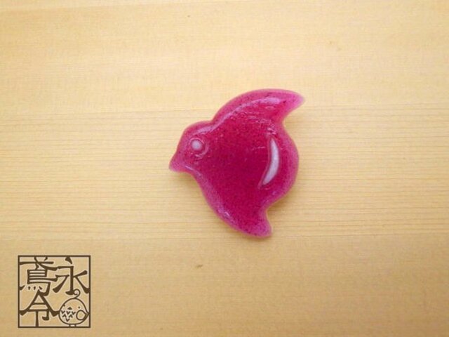 ブローチ 赤紫色に白色の目の千鳥の画像1枚目