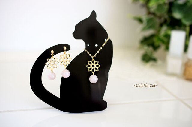 黒猫1のアクセサリー掛け 天然石マダカスカルローズクォーツのジュエリーセット(ピアス/イヤリング/ネックレス)の画像1枚目