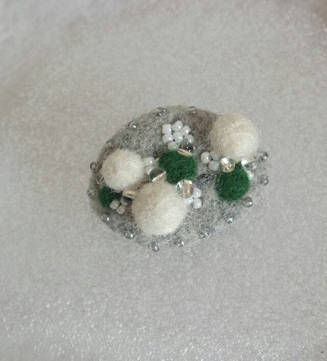 フェルトブローチ(白実と緑葉)