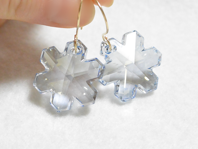 スワロフスキー・スノーフレークペンダントの14kgfピアス（ブルー