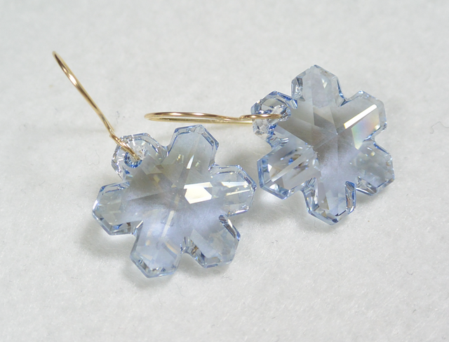 スワロフスキー・スノーフレークペンダントの14kgfピアス（ブルー