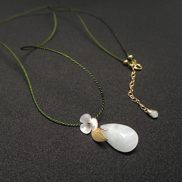 翡翠(ヒスイ)とお花のシルクコードロングネックレス/ペアシェイプ(14KGF)の画像1枚目