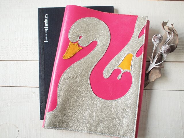 本革 A5白鳥 隠し絵テキスト・手帳カバーの画像1枚目