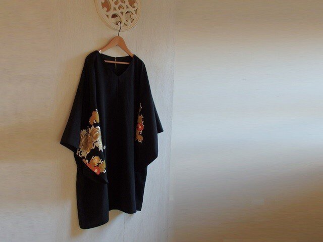 Vネック着物スリーブ チュニックワンピース 牡丹と菊 金銀刺繍の画像1枚目