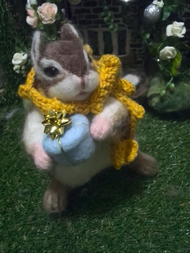 シマリスモモ♪黄色のマフラー大