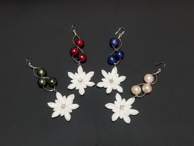 【つまみ細工】ピアス*Twinkle Snowの画像1枚目