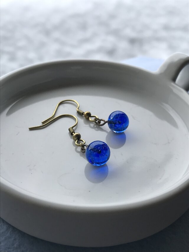 水鞠のピアス/イヤリング*宇宙の画像1枚目