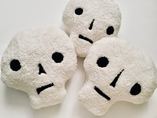 ガイコツのミニクッションの画像1枚目