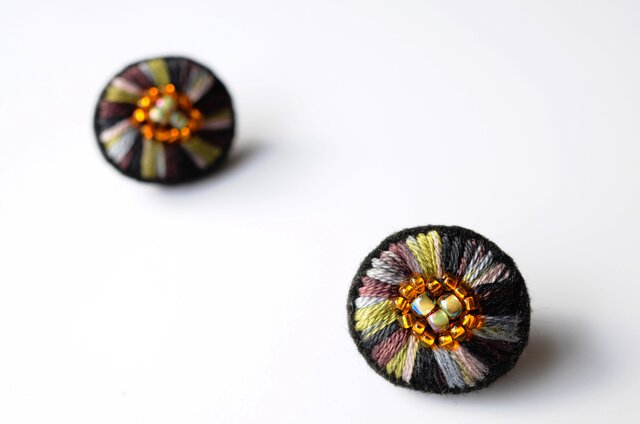 <Stella~遊び好きの星~>刺繍ピアス◎ブラウングリーンmix◎オレンジ◎2wayの画像1枚目