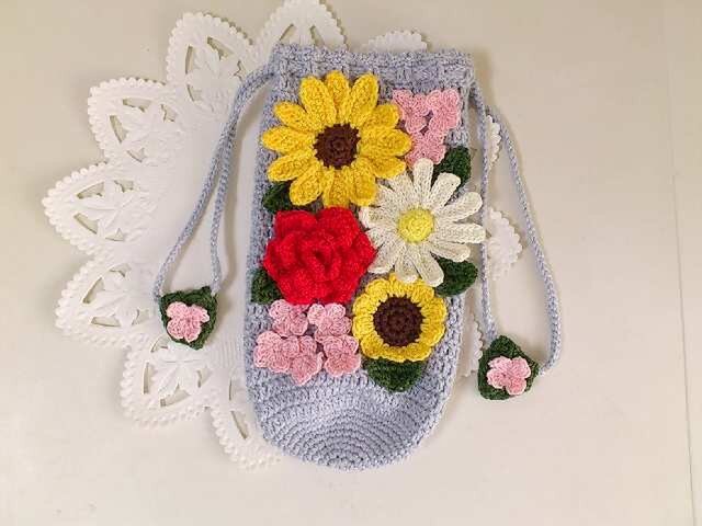 お花モチーフいっぱいのペットボトルカバー/500mlの画像1枚目