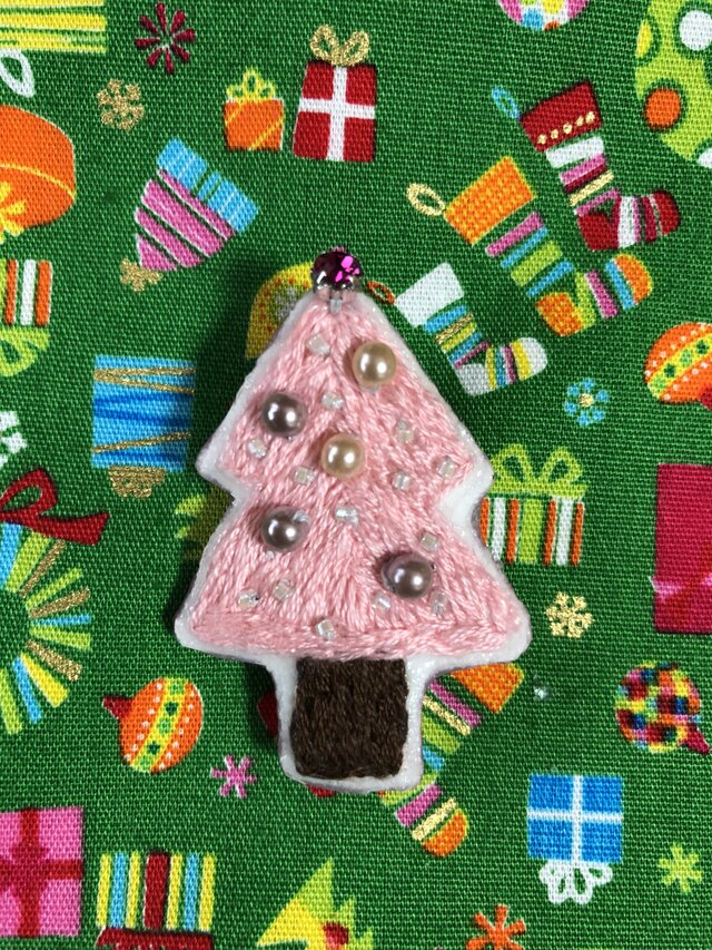 クリスマスツリーの刺繍ブローチの画像1枚目