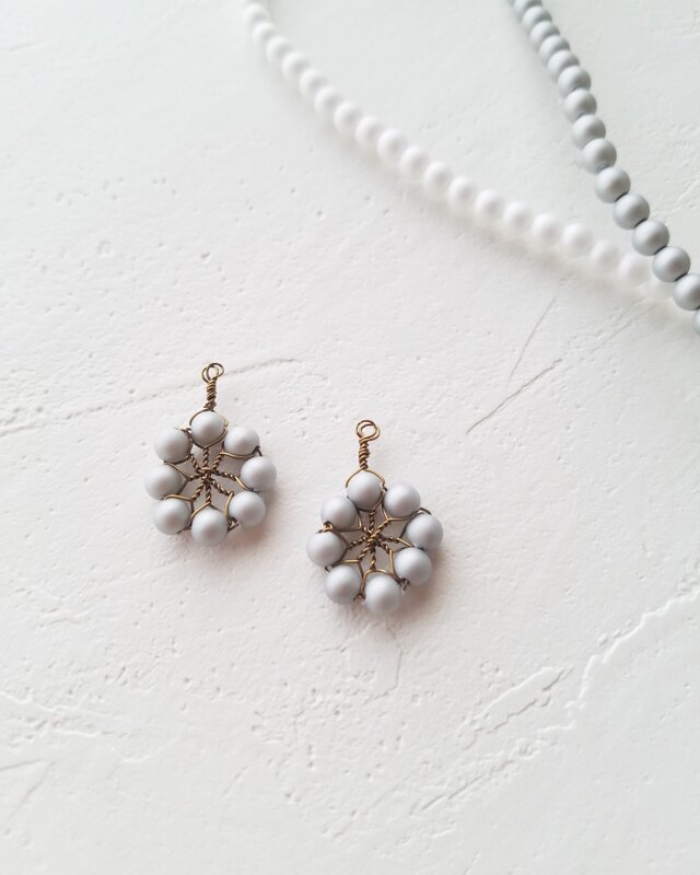 北欧 花のイヤリングorピアス(マットグレー)の画像1枚目