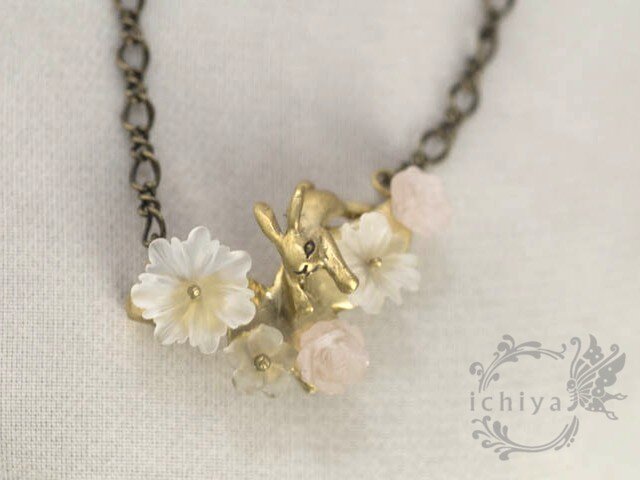 花うさぎネックレス（大） 水晶、ローズクォーツ、真鍮製 | iichi 日々