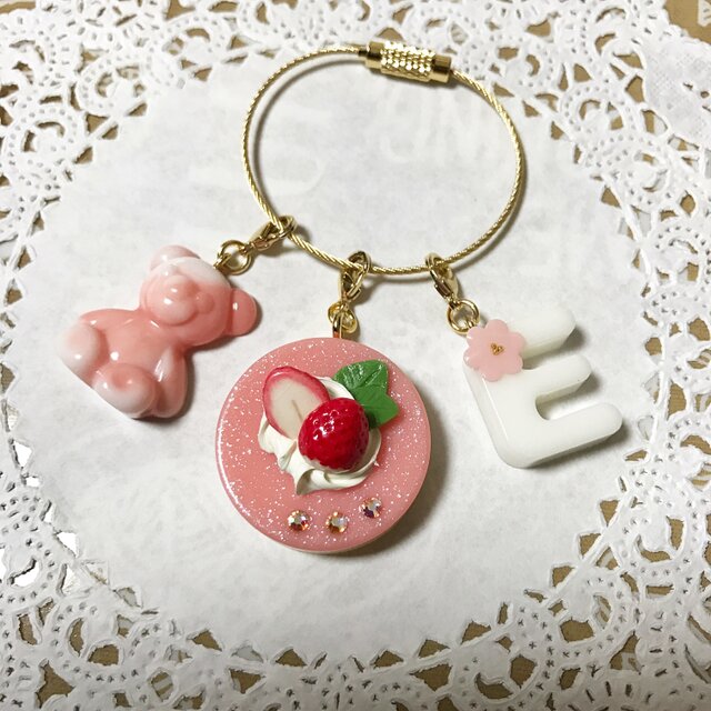 再販✖︎2!2way!イニシャル入り☆いちごみるくケーキとくまグミキーホルダーの画像1枚目