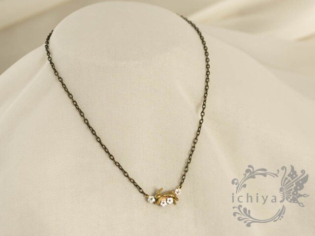 菊の花と蝶を螺鈿(貝)で！和のかわいさネックレス 菊の花と蝶を螺鈿(貝)で！和のかわいさネックレス