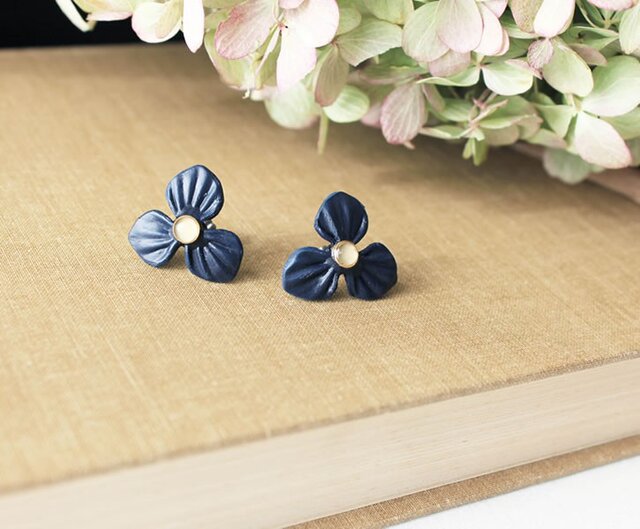 ネイビーのお花のピアスの画像1枚目