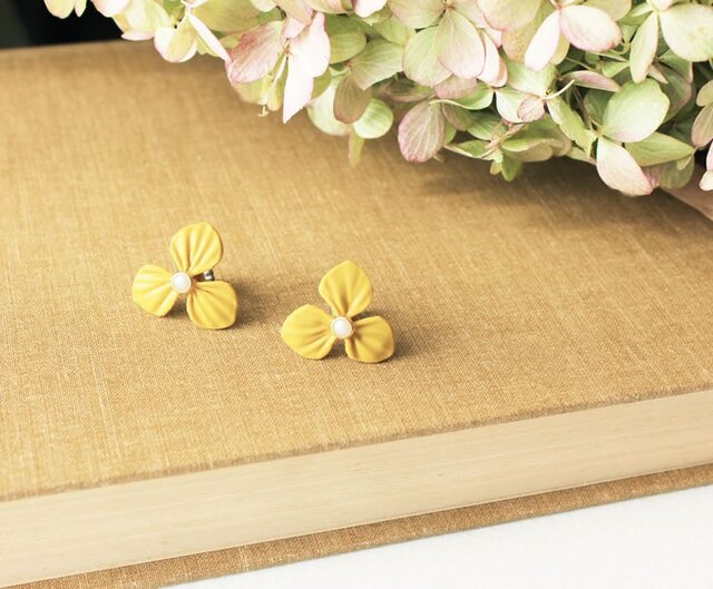 マスタードイエローのお花のピアスの画像1枚目