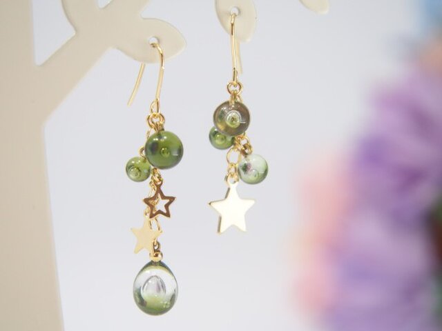 ★アシンメトリーピアス オリーブ色の画像1枚目