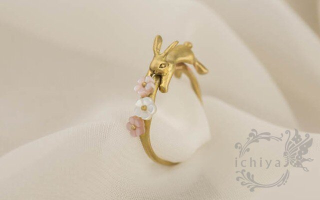 花うさぎリング 白蝶貝、ピンクシェル、真鍮製の画像1枚目