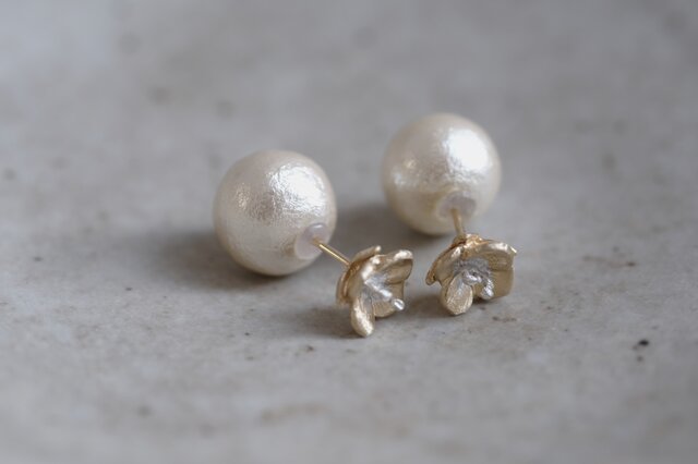 小花と紫のモルフォ蝶のアシンメトリーピアス／イヤリング