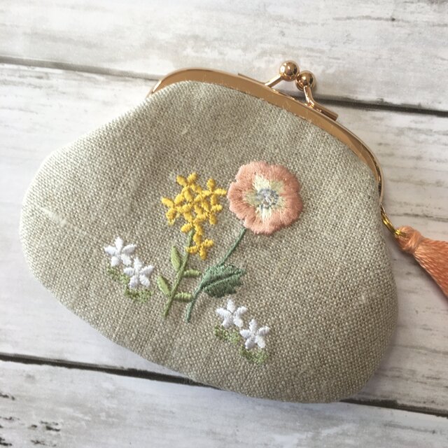 両面刺繍）刺繡がまぐち オレンジポピーと黄色の小花 タッセル付