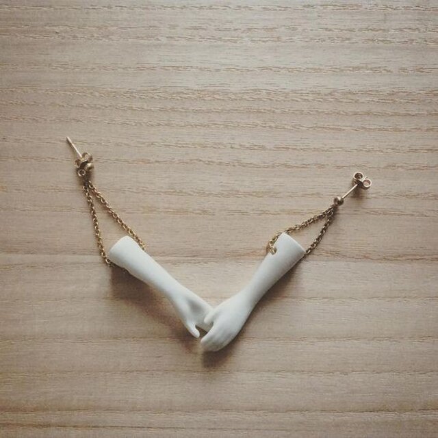 hand earrings 手がモチーフのシンプルな白磁のイヤリングの画像1枚目