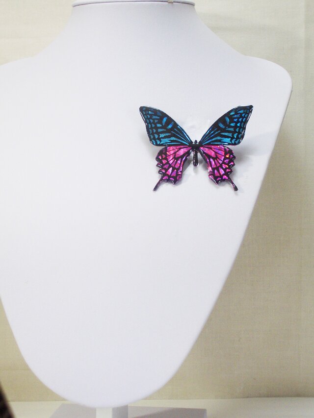 季節外れのホログラム蝶ブローチ | iichi ハンドメイド・アンティーク