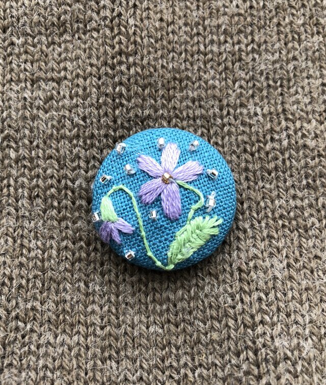 ビーズ刺繍の包みボタン☆早春のスミレの画像1枚目