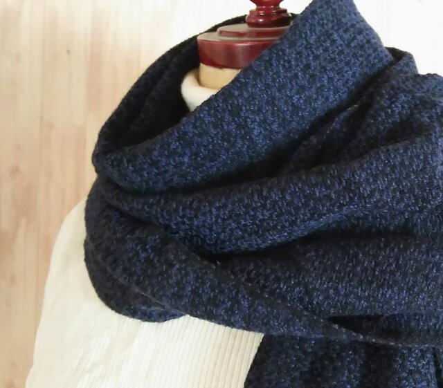 体にそっと馴染んでくれるカシミヤストール~黒×紺 317の画像1枚目