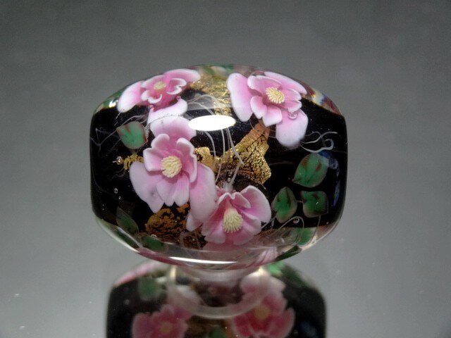 椿のとんぼ玉(ガラス玉)金箔入りの画像1枚目