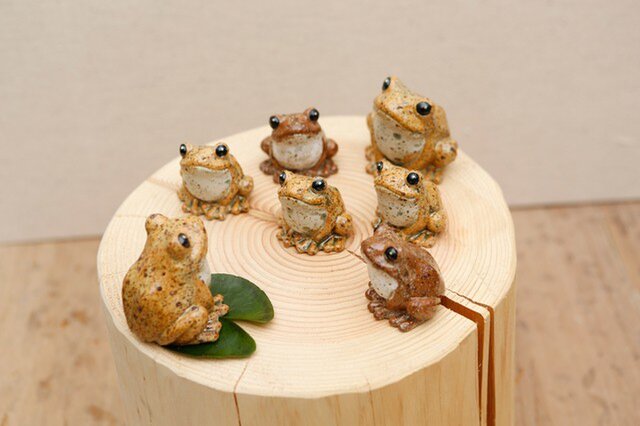 陶器のカエル 福が「かえる」、人が無事「かえる」 アカチビ | iichi