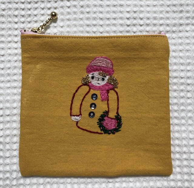 刺繍のファスナーポーチ☆クリスマスの画像1枚目
