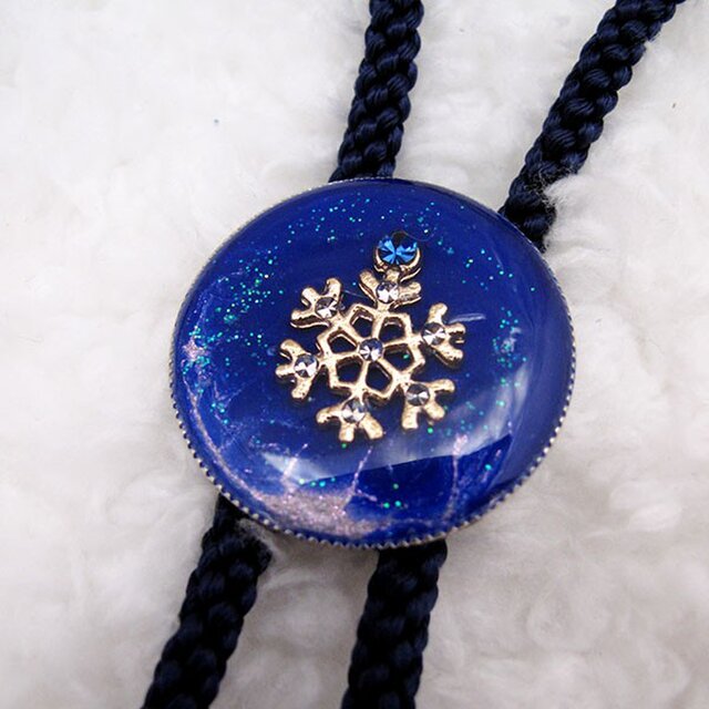まるいループタイ 青い雪の画像1枚目