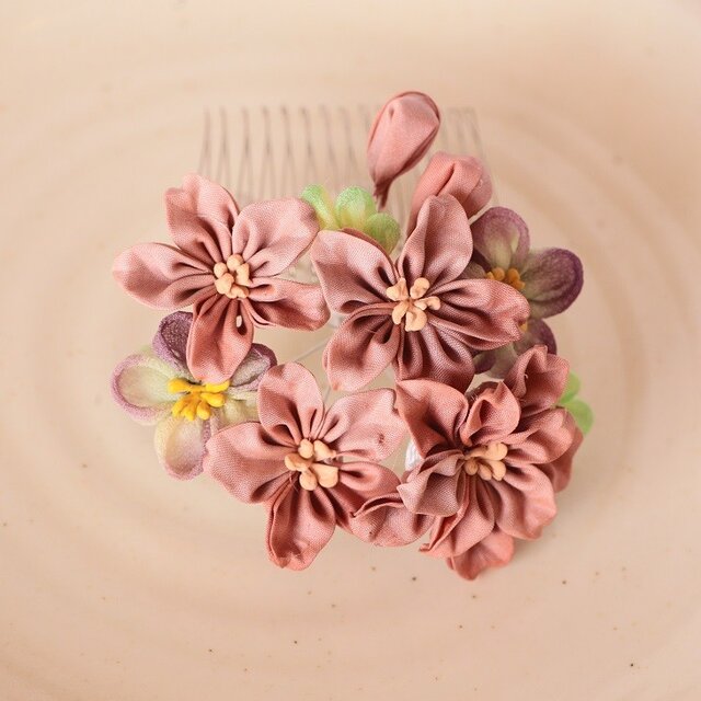つまみ細工の落ち着いた赤色のコームの画像1枚目