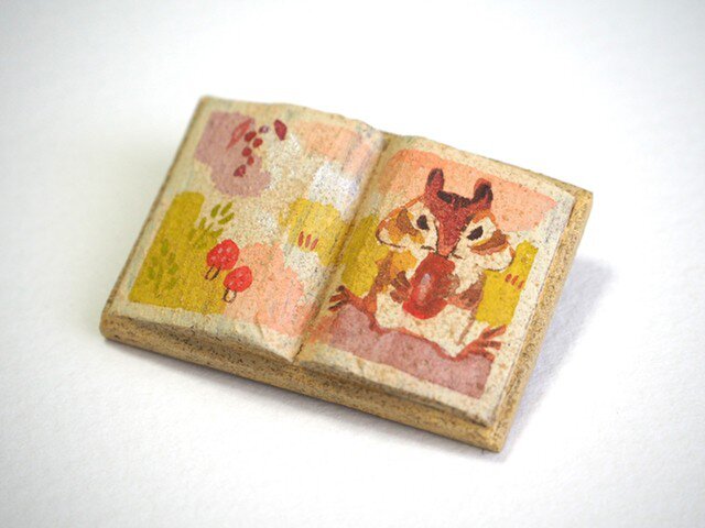 送料込■絵本みたいな陶土のブローチ《もぐもぐリスさん》の画像1枚目