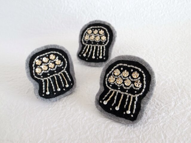 冬の海のくらげ刺繍ブローチの画像1枚目