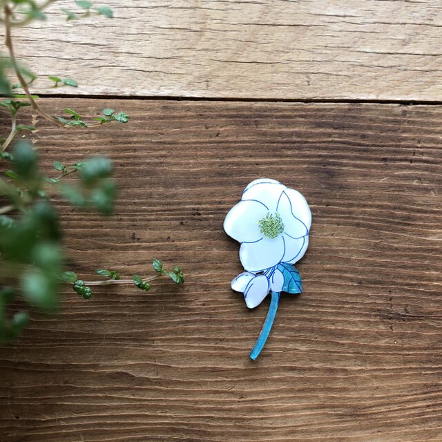 白い一輪の花ブローチの画像1枚目