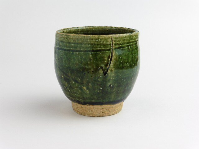 織部 線彫り文湯呑 | iichi 日々の暮らしを心地よくするハンドメイドや