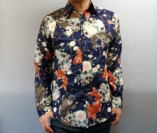 長袖和柄シャツ(唐草流水に鯉と雪輪に桜)濃紺の画像1枚目