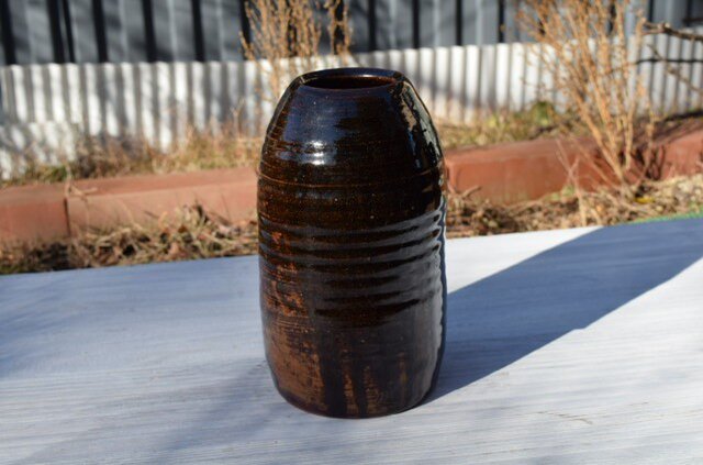 黒飴釉鉄彩花器の画像1枚目